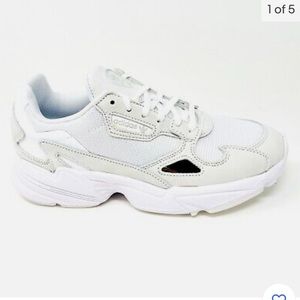 NWT Adidas Torsion size 9.5
